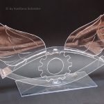 "Interaktion zwischen Kunst und Wirtschaft", Objekt aus Plexiglas, Masse: 43/25/15 cm. Das Objekt wurde erschafen für den Wettbewerb "KulturKontakte-Preis" 2017